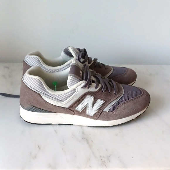 New Balance like new. Size 9 - Picture 2 of 4